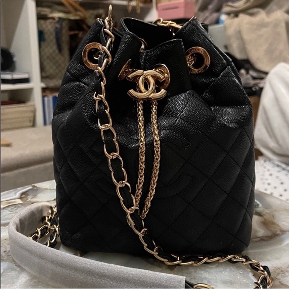 GWP Chanel Black Quilted Shoulder Bag with Gold Accents - Picture 3 of 10